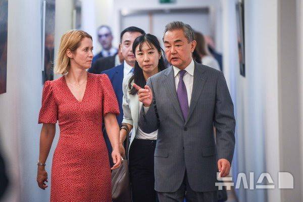 [베이징=뉴시스] 왕이 중국 공산당 중앙정치국 위원 겸 외교부장이 2일 벨기에 브뤼셀에서 제13차 중·EU 고위급 전략대화를 갖기 위해 카야 칼라스 유럽연합(EU) 외교·안보 고위대표와 만나 대화하고 있다.(사진=중국 외교부 홈페이지 갈무리) photo@2025.07.04