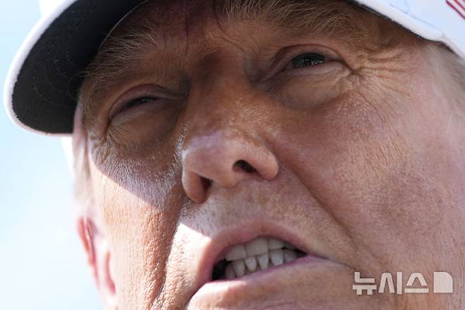 [앤드루스합동기지=AP/뉴시스]도널드 트럼프 대통령이 3일(현지 시간) 메릴랜드주 앤드루스합동기지에서 대통령 전용기에 탑승하기 앞서 취재진 질문에 답변하고 있다. 2025.07.04.