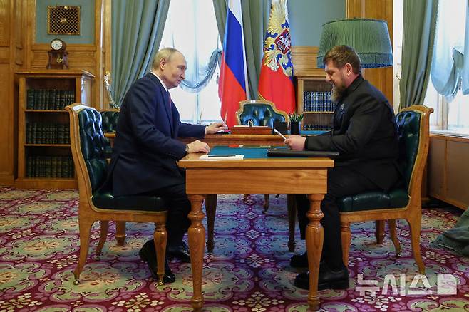 [모스크바=AP/연합]블라디미르 푸틴 러시아 대통령(왼쪽)이 지난 5월7일 모스크바 대통령궁에서 람잔 카디로프 체첸 지도자를 만났다. '체첸의 도살자' 카디로프의 건강이 악화하면서 그의 후계 구도가 주목된다. 2025.7.4.