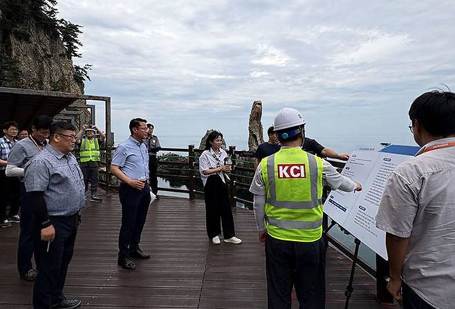 지난 3일 신임 김광철 삼척부시장 주재로 새천년 해안도로 썬라이즈 명소화사업 등 주요 현안 사업장 9곳에 대한 현장점검을 실시하고 있다.(사진=삼척시 제공) *재판매 및 DB 금지