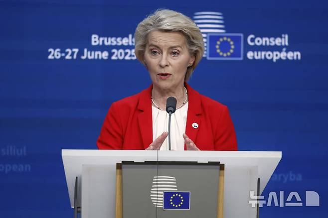 [브뤼셀=AP/뉴시스] 우르줄라 폰 데어 라이엔 유럽연합(EU) 집행위원장이 지난달 26일(현지 시간) 브뤼셀에서 열린 EU 정상회의 후 기자회견 하고 있다. 2025.07.04.