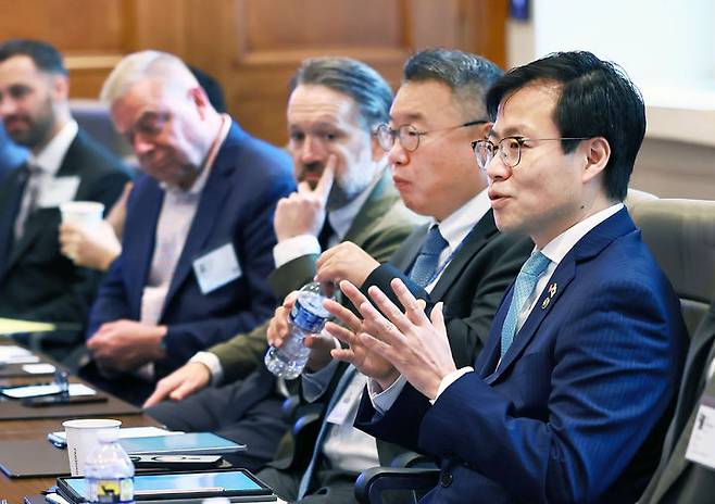 [서울=뉴시스] 이영환 기자 = 여한구 산업통상자원부 통상교섭본부장이 27일 오전(현지시간) 미국 워싱턴 D.C. 미국상공회의소 회의실에서 찰스 프리먼(Charles Freeman) 아시아 총괄 선임부회장을 비롯한 미한재계회의 회원사 관계자가 참석한 가운데 열린 미국 상공회의소 라운드테이블에 참석해 인사말을 하고 있다. (사진=산업통상자원부 제공) 2025.06.28. photo@newsis.com *재판매 및 DB 금지