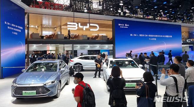 [베이징(중국)=뉴시스] 박정규 특파원 = 25일(현지시간) 중국 베이징 중국국제전람중심 순의관에서 열린 베이징 국제모터쇼 '오토차이나 2024'에 BYD 차량이 전시돼 있다. 2024.04.25. photo@newsis.com