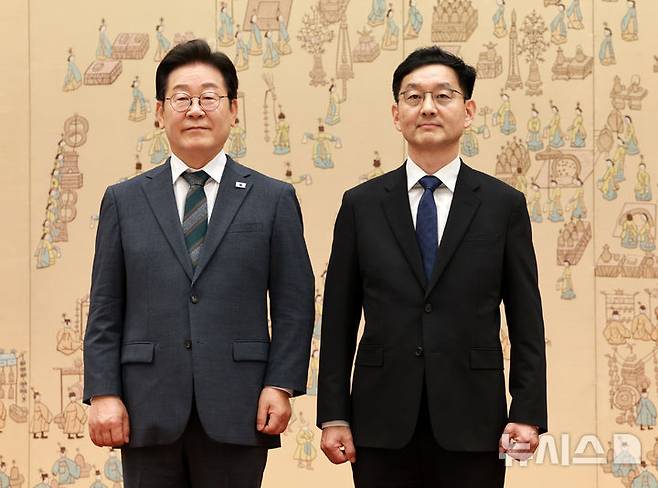 [서울=뉴시스] 고범준 기자 = 이재명 대통령이 4일 서울 용산 대통령실 청사에서 열린 임명장 및 위촉장 수여식에서 윤창렬 국무조정실장에게 임명장을 수여한 뒤 기념촬영을 하고 있다. 2025.07.04. bjko@newsis.com