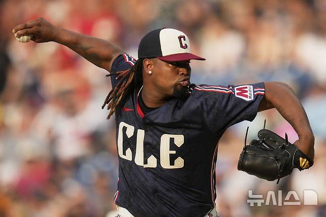 [클리블랜드=AP/뉴시스] 메이저리그 클리블랜드 가디언스의 루이스 오르티스가 지난 27일(현지 시간) 미국 오하이오주 클리블랜드 프로그레시브 필드에서 열린 세인트루이스 카디널스전에 선발 등판해 역투하고 있다. 2025.06.27.