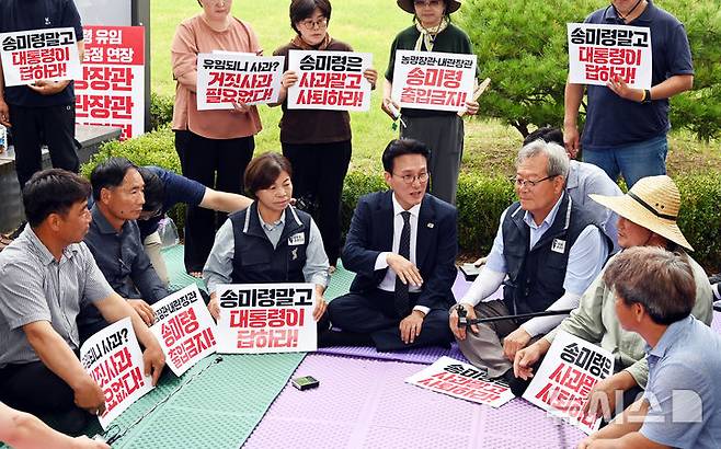 [서울=뉴시스] 배훈식 기자 = 김민석 신임 국무총리가 4일 서울 용산구 대통령실 앞에서 송미령 농림축산식품부 장관의 유임에 반대하며 농성 중인 농민단체를 만나 면담을 하고 있다. (공동취재) 2025.07.04. photo@newsis.com