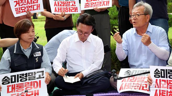 [서울=뉴시스] 배훈식 기자 = 김민석 국무총리가 4일 오전 서울 용산구 대통령실 앞에서 취임 후 첫 일정으로 송미령 농림축산식품부 장관 유임 결정 철회를 촉구하며 농성 중인 농민단체와 면담하고 있다. (공동취재) 2025.07.04. photo@newsis.com