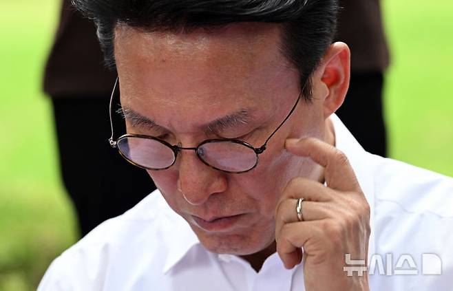 [서울=뉴시스] 배훈식 기자 = 김민석 국무총리가 4일 오전 서울 용산구 대통령실 앞 농민단체 항의 집회 현장을 찾아 농민들의 발언을 들으며 생각에 잠겨 있다. (공동취재) 2025.07.04. photo@newsis.com