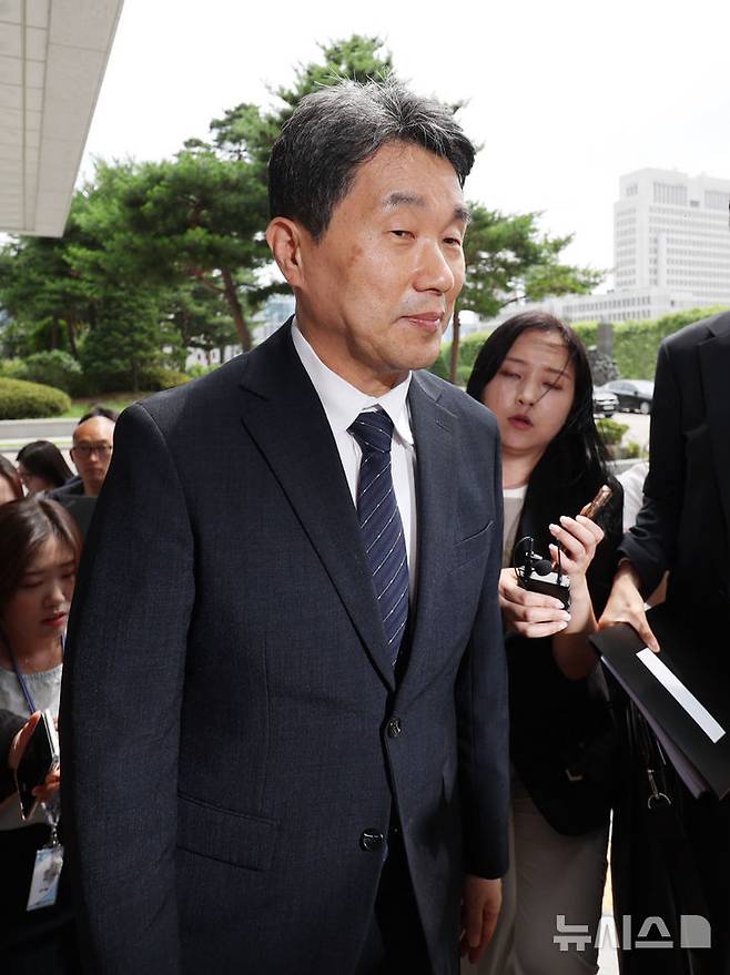 [서울=뉴시스] 김진아 기자 = 이주호 교육부 장관이 12·3 비상계엄 관련 내란 혐의를 수사 중인 특검에 조사를 받기 위해 4일 오후 서울 서초구 서울고등검찰청으로 출석하고 있다. 2025.07.04. bluesoda@newsis.com