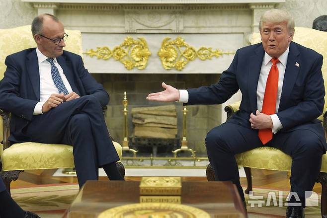 [워싱턴=AP/뉴시스]독일이 자국이 구매한 미국의 첨단 방공무기 패트리엇 미사일을 우크라이나에 지원하는 방안을 미국과 협상 중이라고 독일 언론이 3일(현지 시간) 보도했다. 사진은 도널드 트럼프 미국 대통령이 지난달 5일 백악관 집무실에서 프리드리히 메르츠 독일 총리와 정상회담을 하는 모습. 2025.06.06.