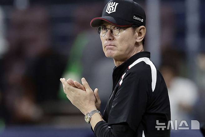 [서울=뉴시스] 최동준 기자 = 지난 5월23일 서울 구로구 고척스카이돔에서 열린 2025 KBO리그 kt 위즈와 키움 히어로즈의 경기, 7-5로 승리한 kt 이강철 감독이 박수 치고 있다. 2025.05.23. photocdj@newsis.com