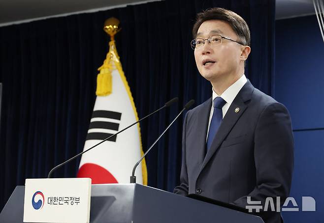 [서울=뉴시스] 김명원 기자 = 류제명 과학기술정보통신부 제2차관이 4일 서울 종로구 정부서울청사에서 SK텔레콤 침해사고 최종 조사결과 발표를 하고 있다. 2025.07.04. kmx1105@newsis.com