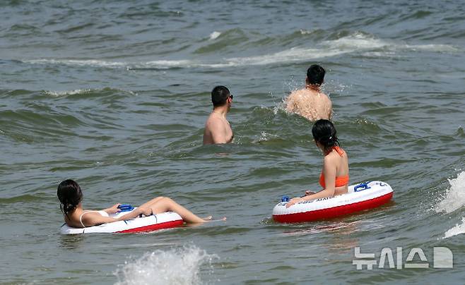 [부산=뉴시스] 하경민 기자 = 부산에 폭염경보가 발효 중인 4일 해운대해수욕장을 찾은 시민과 관광객들이 물놀이를 즐기고 있다. 2025.07.04. yulnetphoto@newsis.com