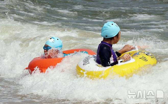 [부산=뉴시스] 하경민 기자 = 부산에 폭염경보가 발효 중인 4일 해운대해수욕장을 찾은 어린이들이 물놀이를 즐기고 있다. 2025.07.04. yulnetphoto@newsis.com