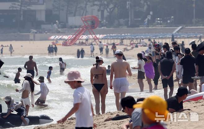 [부산=뉴시스] 하경민 기자 = 부산에 폭염경보가 발효 중인 4일 해운대해수욕장을 찾은 시민과 관광객들이 물놀이를 즐기고 있다. 2025.07.04. yulnetphoto@newsis.com