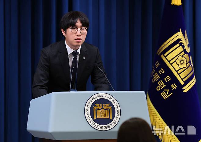 [서울=뉴시스] 최진석 기자 = 하정우 AI미래기획수석이 19일 서울 용산 대통령실에서 이공계특별법 관련 브리핑을 하고 있다. 2025.06.19. myjs@newsis.com