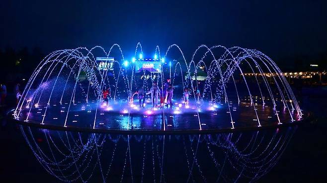 [장성=뉴시스] 전남 장성군 상무평화공원 음악분수. (사진 = 장성군 제공) 2025.07.04. photo@newsis.com *재판매 및 DB 금지