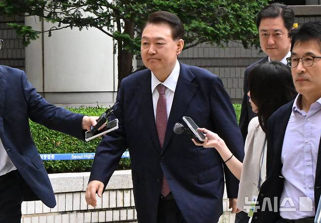 [서울=뉴시스] 사진공동취재단 = 윤석열 전 대통령이 3일 서울 서초구 서울중앙지방법원에서 열린 내란 우두머리 혐의·직권남용 권리행사 방해 혐의 사건 9차 공판에 출석하고 있다. 2025.07.03. photo@newsis.com