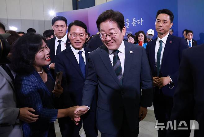 [대전=뉴시스] 고범준 기자 = 이재명 대통령이 4일 대전컨벤션센터에서 열린 '충청에서 듣다, 충청 타운홀 미팅'을 마치고 이동하며 참석자와 악수하고 있다. (대통령실통신사진기자단) 2025.07.04. bjko@newsis.com
