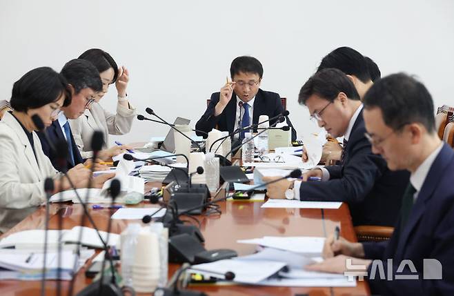 [서울=뉴시스] 고승민 기자 = 2일 서울 여의도 국회에서 열린 예산결산특별위원회의 추경예산안 등 조정소위원회에서 한병도 소위원장(예결위원장)이 회의를 주재하고 있다. 2025.07.02. kkssmm99@newsis.com