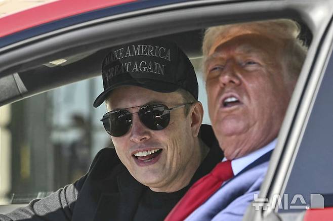 [워싱턴=AP/뉴시스] 도널드 트럼프 미국 대통령과 일론 머스크 테슬라 최고경영자가 지난 3월 11일(현지 시간) 테슬라 모델S에 앉아 기자들과 얘기하고 있다. 트럼프 대통령은 “내가 테슬라 차량을 구매하는 이유는 이 차가 훌륭하기 때문이고, 머스크가 이 일에 자신의 에너지와 인생을 바쳤기 때문”이라고 말했다. 2025.03.12.