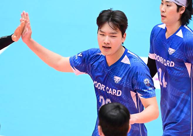 [서울=뉴시스] 남자배구 우리카드 김형근이 4일 충북 단양의 단양문화체육센터에서 열린 '2025 한국실업배구연맹 & 프로배구 퓨처스 챔프전' 조별예선에서 KB손해보험과 경기를 펼치고 있다. (사진=KOVO 제공) 2025.07.04. *재판매 및 DB 금지