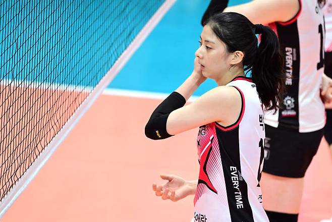 [서울=뉴시스] 여자배구 정관장 박혜민이 3일 충북 단양의 단양문화체육센터에서 열린 '2025 한국실업배구연맹 & 프로배구 퓨처스 챔프전' 조별예선에서 흥국생명과 경기를 펼치고 있다. (사진=KOVO 제공) 2025.07.03. *재판매 및 DB 금지