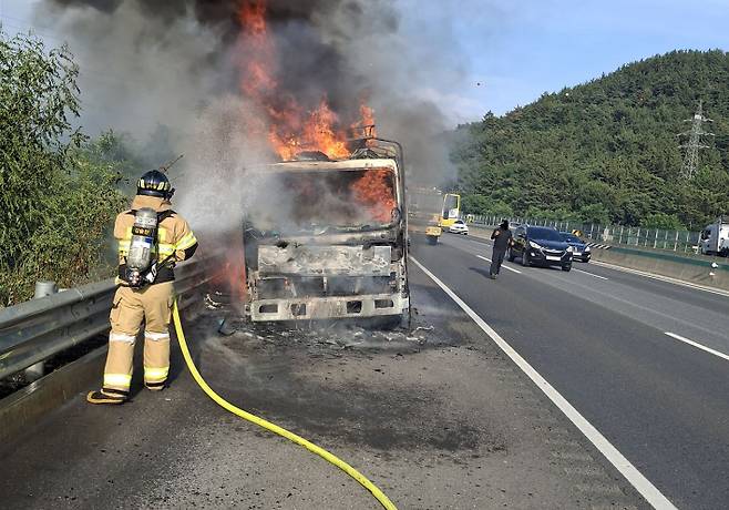 출동한 소방관들이 차량 화재를 진화하고 있다. 경북소방본부 제공