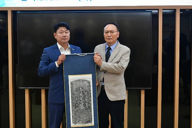 박민원 국립창원대학교 총장(왼쪽)과 후손 이은환 씨가 고 이만정 선생의 묘비 탁본을 들고 있다. 창원대 제공