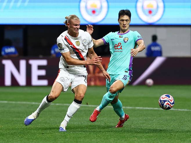 엘링 홀란과 공을 다투는 박용우(오른쪽). 연합뉴스