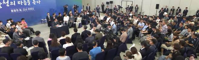 이재명 대통령이 4일 오후 대전컨벤션센터에서 '국민소통 행보, 충청의 마음을 듣다'라는 제목의 타운홀 미팅에서 시민들과 대화를 하고 있다. 유튜브 이재명 TV 캡처