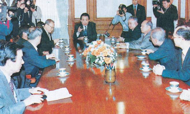 지난 2003년 4·3보고서 채택에 앞서 위원들과 논의하는 고건 총리. 4·3위원회 백서 캡처