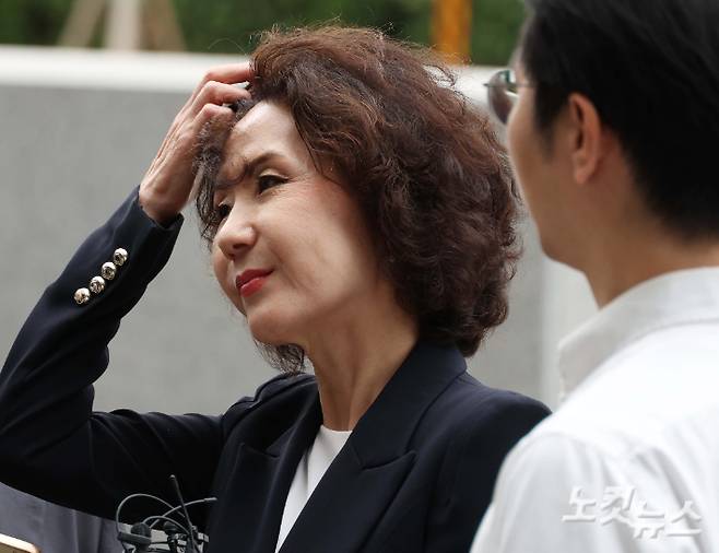 이진숙 사회부총리 겸 교육부 장관 후보자가 지난달 30일 오전 서울 여의도 한국교육시설안전원에 마련된 인사청문회 준비 사무실로 출근하며 취재진의 질문에 답하고 있다. 황진환 기자