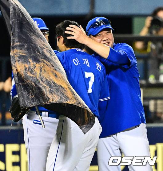 [OSEN=잠실, 지형준 기자] 삼성이 마무리 김택연이 인후통에 걸려 휴식한&nbsp;두산을 상대로 9회 짜릿한 역전 드라마를 썼다.&nbsp;프로야구 삼성 라이온즈는 3일 서울 잠실구장에서 열린 2025 신한 SOL뱅크 KBO리그 두산 베어스와의 시즌 12차전에서 6-4&nbsp;대역전승을 거뒀다.삼성은 전날 패배를 설욕하며 주중 3연전을 위닝시리즈로 장식했다. 시즌 41승 1무 40패. 반면 연승에 실패한 두산은 32승 3무 47패가 됐다.&nbsp;경기를 마치고 삼성 박진만 감독이 이재현과 승리를 기뻐하고 있다. 2025.07.03 /jpnews@osen.co.kr