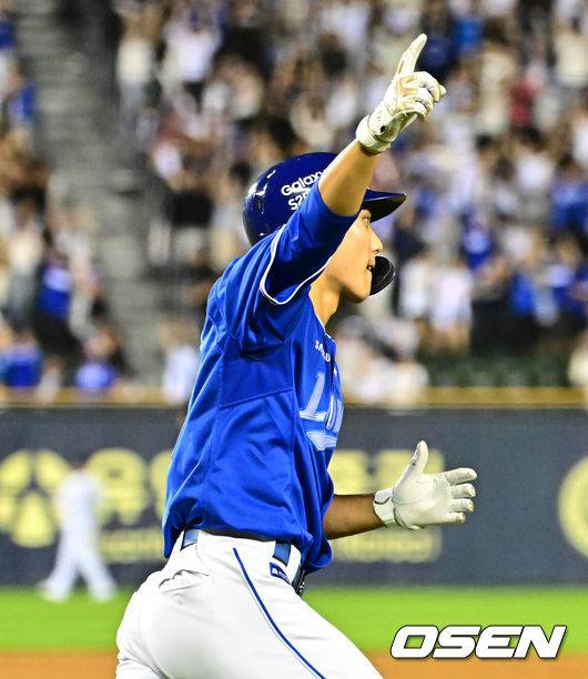 [OSEN=잠실, 지형준 기자] 3일 오후 서울 잠실구장에서 ‘2025 신한 SOL Bank KBO리그’ 두산 베어스와 삼성 라이온즈의 경기가 열렸다.두산은 곽빈, 삼성은 최원태가 선발로 나섰다.9회초 무사 만루에서 삼성 이재현이 역전 그랜드슬램을 날리며 기뻐하고 있다. 2025.07.03 /jpnews@osen.co.kr