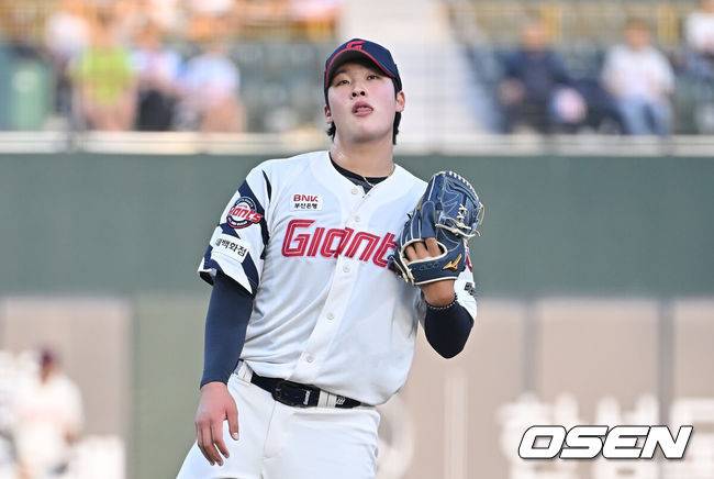[OSEN=부산, 이석우 기자] 3일 부산 사직야구장에서 2025 신한 SOL 뱅크 KBO 리그 롯데 자이언츠와 LG 트윈스의 경기가 열렸다. 홈팀 롯데는 이민석이, 방문팀 LG는 손주영이 선발 출전했다.롯데 자이언츠 선발 투수 이민석이 볼이 들어가자 아쉬워하고 있다. 2025.07.03 / foto0307@osen.co.kr