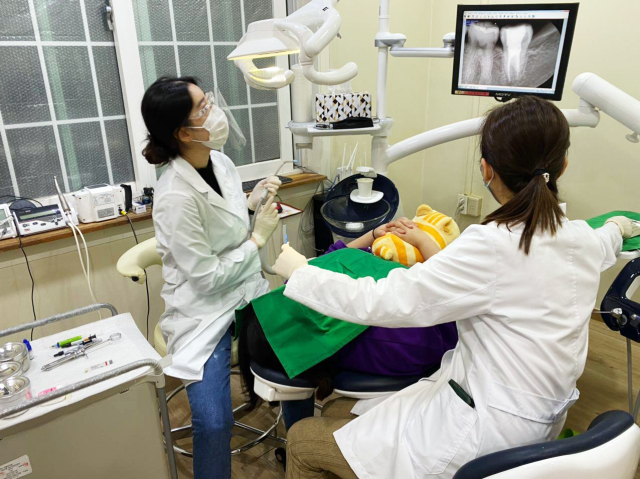 ▲서울시립 십대여성건강센터 '나는 봄'에서 봉사하는 전문의가 위기청소년을 진료하고 있다.ⓒ나는 봄 제공