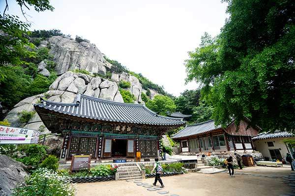 미륵사. 678년에 범어사는 의상대사가, 원효대사는 미륵사를 각각 세웠다는 전설이 내려온다.