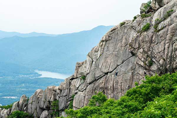 금정산 무명바위를 등반하고 있는 부산 산악인들.