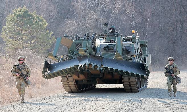 경기 포천시 로드리게스 훈련장에서 실시된 한미 연합 공병 훈련에 참가한 육군 제11기동사단의 장애물개척전차가 미군의 엄호를 받으며 기동하고 있다. 세계일보 자료사진