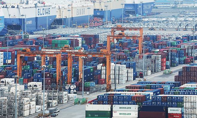 4일 경기도 평택항에 컨테이너가 쌓여 있는 모습. 연합뉴스