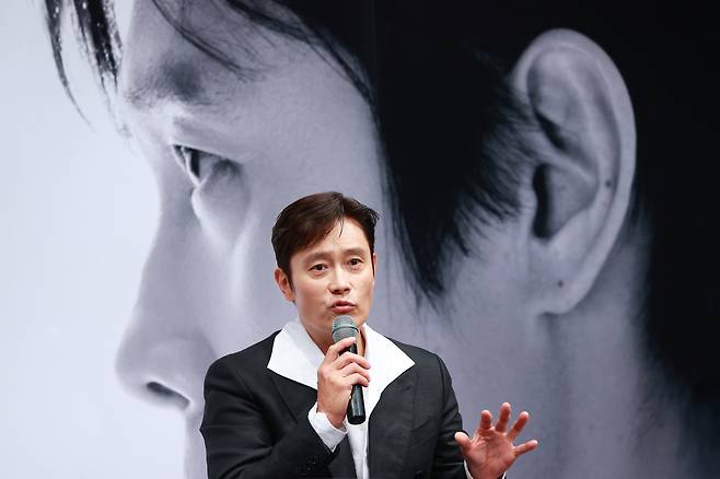 배우 이병헌이 4일 오후 경기도 부천시 현대백화점 중동점에서 열린 제29회 부천국제판타스틱영화제 배우 특별전 '더 마스터: 이병헌' 기자회견에서 질문에 답하고 있다. 연합뉴스