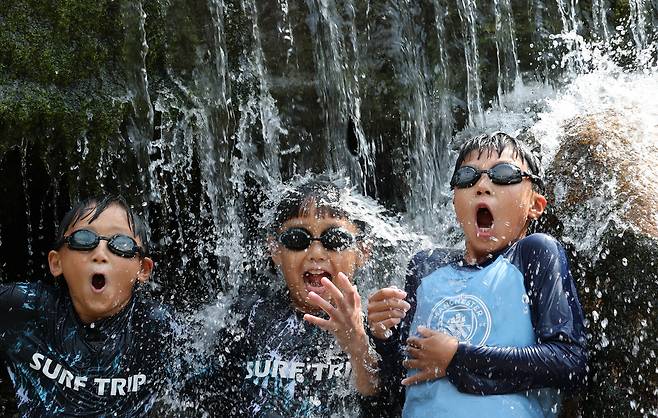 연일 한낮 최고기온이 30도를 넘기며 무더운 날씨가 이어지는 3일 충남 공주 동학사 계곡에서 아이들이 물놀이를 하며 더위를 식히고 있다. 대전=뉴스1