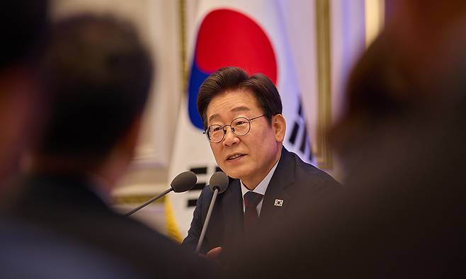 이재명 대통령이 지난 3일 서울 청와대 영빈관에서 열린 ‘대통령의 30일, 언론이 묻고 국민에게 답하다’ 기자회견에서 발언을 하고 있다. 뉴스1