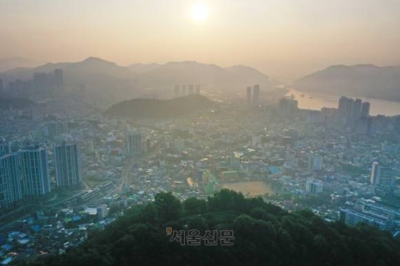 경남 창원 문신미술관 뒤 추산 정상에서 본 ‘마산시’ 전경. 도시 너머로 소설가 나도향이 “마산의 바다는 좋습니다. 바다의 공기를 마시고 그것을 내뿜을 때는 마치 바다를 삼켰다가 배앝는 듯한 때가 있습니다”라고 했던 마산 바다가 펼쳐져 있다.