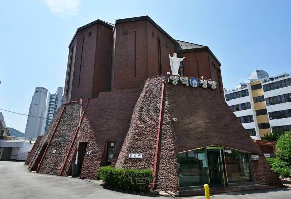 ‘바위산에 핀 수정꽃’ 양덕성당의 외부 모습이다. 전설로 남은 건축가 김수근과 현재 한국을 대표하는 건축가 승효상이 함께 지었다.