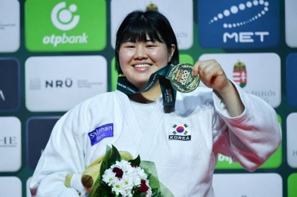 지난달 헝가리 세계선수권대회 시상식에서 금메달을 들어 보이는 김하윤. AFP 연합뉴스