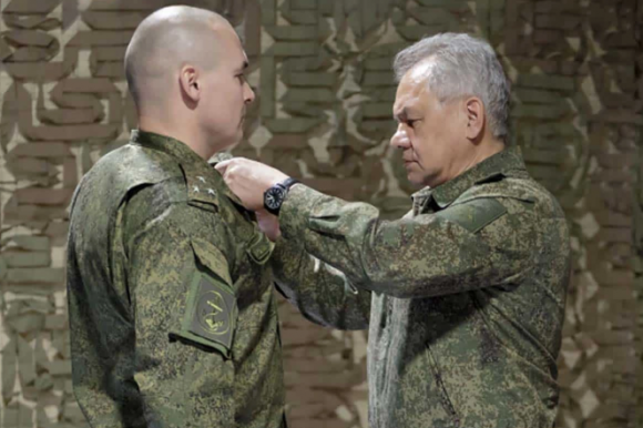 2023년 10월 당시 러시아 국방장관 세르게이 쇼이구(오른쪽)가 구드코프(왼쪽)에게 용기와 군사적 용맹을 치하하는 ‘금성’ 훈장을 직접 수여하는 모습