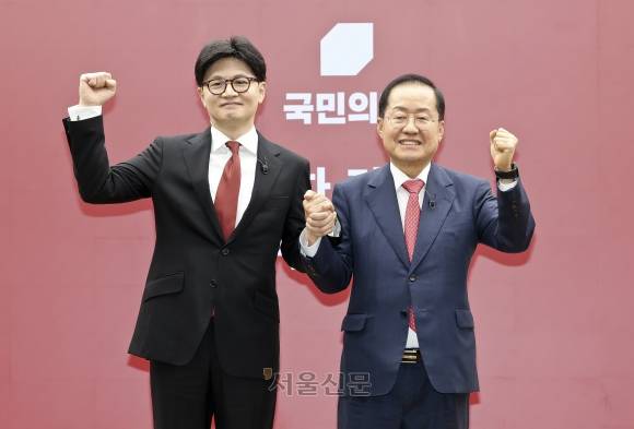국민의힘 한동훈 대선 경선 후보와 홍준표 대선 경선 후보가 지난 4월 서울 여의도 국민의힘 중앙당사에서 열린 2차 경선 토론회 미디어데이에서 포즈를 취하고 있다. 2025.4.23 국회사진기자단