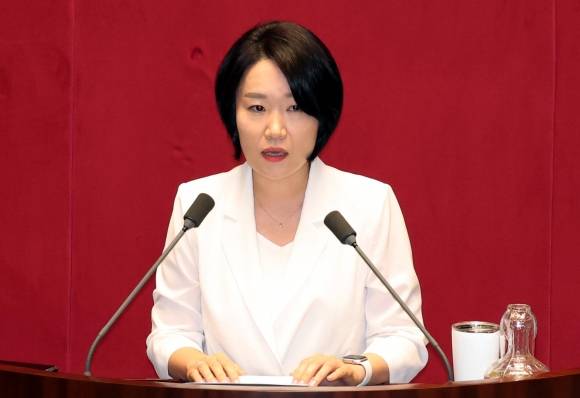 추경안 찬성 토론하는 이소영 의원 - 이소영 더불어민주당 의원이 4일 오후 서울 여의도 국회에서 열린 제426회 국회(임시회) 제5차 본회의에서 2회 추가경정예산안에 대한 찬성 토론을 하고 있다. 뉴시스